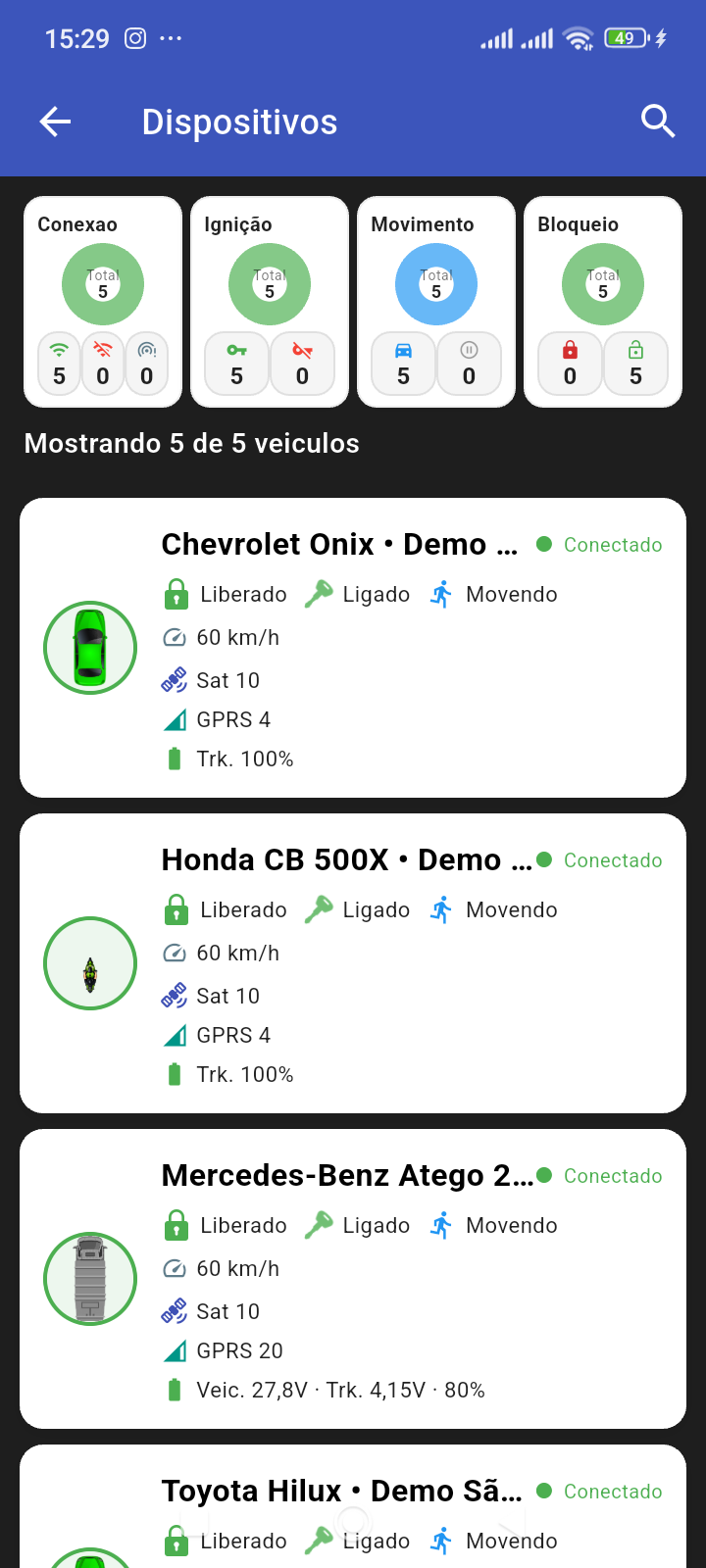 Consulta da frota pelo aplicativo, com veículos de demonstração.
